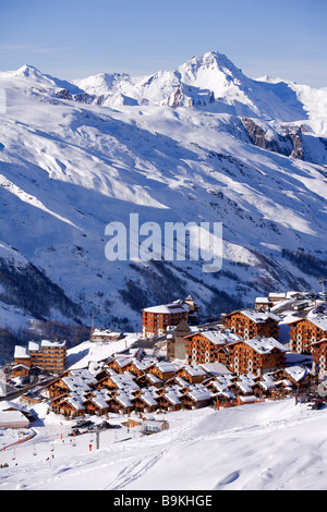 Frankreich, Savoyen, Les Menuires, Reberty Bezirke und Club Med, Massif De La Vanoise im Hintergrund Stockfoto