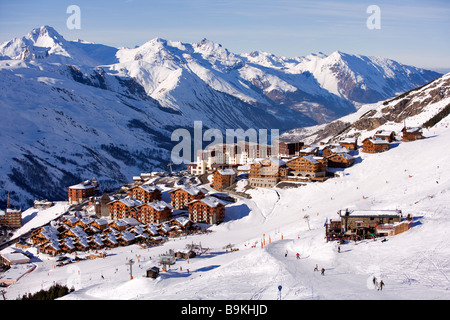 Frankreich, Savoyen, Les Menuires, Reberty Bezirke und Club Med, Massif De La Vanoise im Hintergrund Stockfoto