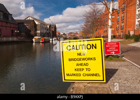 Ein Zeichen unter Angabe Achtung Brückenbau voran und der Uferweg ist voraus, Fußgänger auf diese Weise in Norwich, Norfolk, Großbritannien geschlossen. Stockfoto