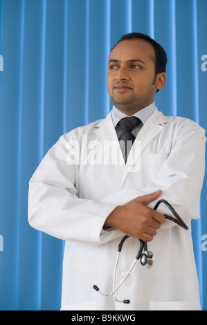 Nahaufnahme von einem Arzt mit einem Stethoskop Stockfoto