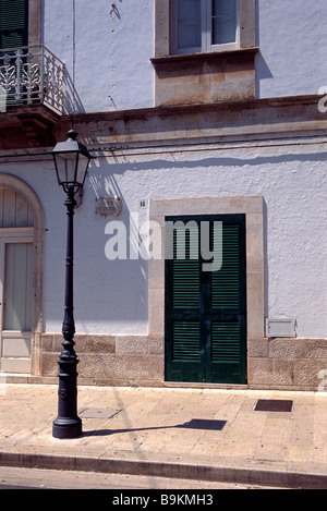 Straße mit alten altmodischen Lampe post in Alberobello, Apulien Stockfoto