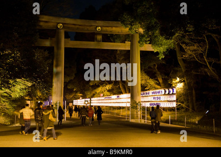 Nachtansicht des Eingangs zum Meiji-Jingu Schrein, Tokyo, Japan Stockfoto