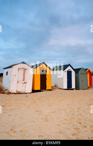 Dramatischen frühen Morgenlicht auf den bunten Strandhütten am Strand von Southwold, Suffolk Stockfoto