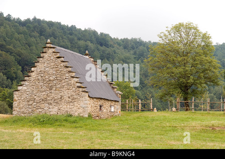 Frankreich, Ariege, Garbet River Valley in der ehemaligen Provinz von hohen Couserans, Cominac Scheunen, Granit traditionelle Architektur Stockfoto