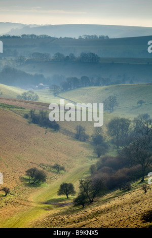 Am frühen Morgen Blick auf englische Landschaft mit Nebel und Hügel Stockfoto