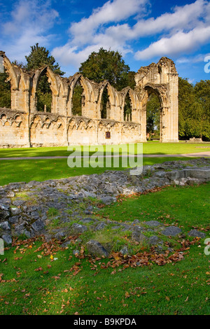 Ruinen auf dem Gelände des York Museum und Gärten in der Stadt von York in Yorkshire, England Stockfoto