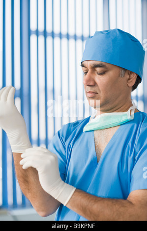Chirurgen, die OP-Handschuhe tragen Stockfoto