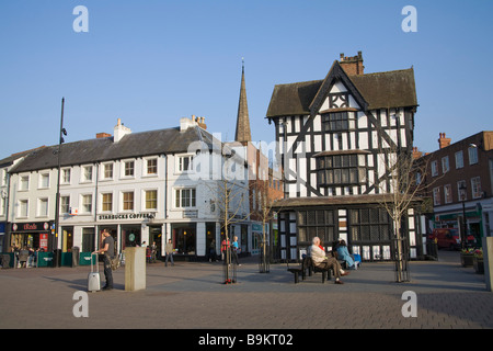 Hereford England UK März alte Hausmuseum erbaut 1621 schönes Beispiel der Jacobean Architektur Starbucks Coffee-Shop in der hohen Stadt Stockfoto