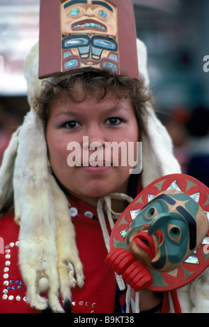 Porträt von Native American Indian Frau trägt traditionelle zeremonielle Kopfbedeckung und Insignien bei Pow Wow British Columbia Canada Stockfoto