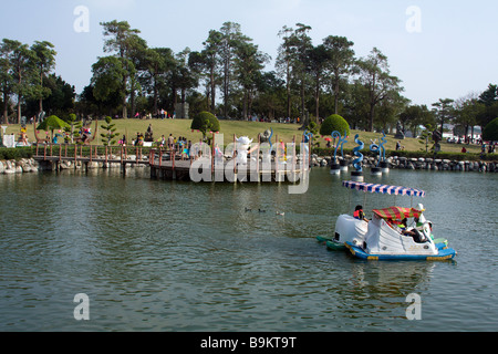 Swan Tretboote in Fongle Skulpturenpark, Nantun District, Taichung, Taiwan Stockfoto