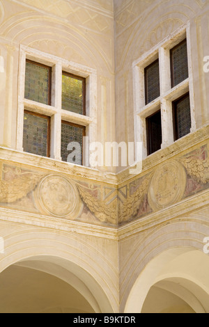 Fenster im Innenhof des Palazzo Piccolomini Pienza Stockfoto