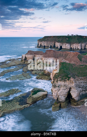 Ein Abend-Blick vom North Cliff von Chatterthrow Bay, wenig Thornwick Bay und Thornwick Bay an der Küste von Yorkshire Stockfoto