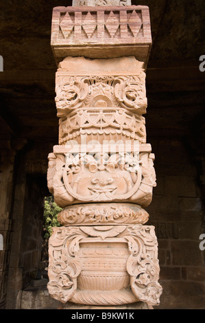 Quwwat-Ul Islam Moschee Säulen mit hinduistischen Dekoration Mehrauli archäologischen Park Delhi Stockfoto