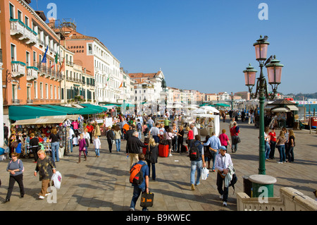 Souvenir-Kioske und Geschäfte entlang der Uferpromenade in Venedig Italien Stockfoto