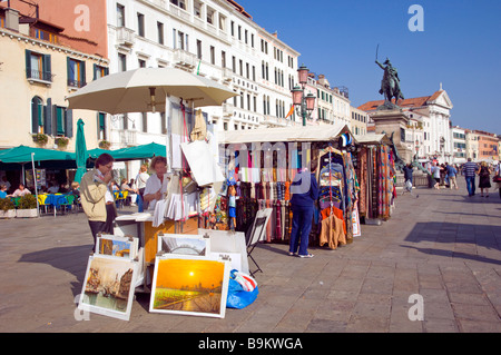 Souvenir-Kioske und Geschäfte entlang der Uferpromenade in Venedig Italien Stockfoto