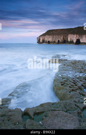 Abenddämmerung an der Thornwick Bucht an der Flamborough Landzunge Erbe Küste Ost Reiten von Yorkshire England Großbritannien Stockfoto