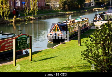 Ein Blick auf die Kennet und Avon Kanal und Hungerford Wharf bei Hungerford Berkshire England UK Stockfoto