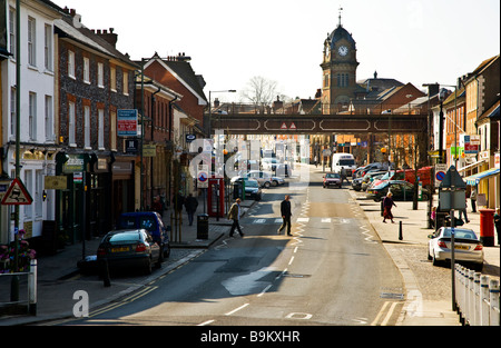 Der High Street in Hungerford Berkshire England UK mit der Eisenbahnbrücke und Rathaus-Turmuhr sichtbar in der Ferne Stockfoto