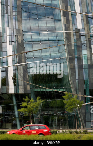 Ungarn, Budapest, Pest Bezirk, Dozsa György Straße, Taxi vor Erick Van Egeraat Architekten Firma Stockfoto