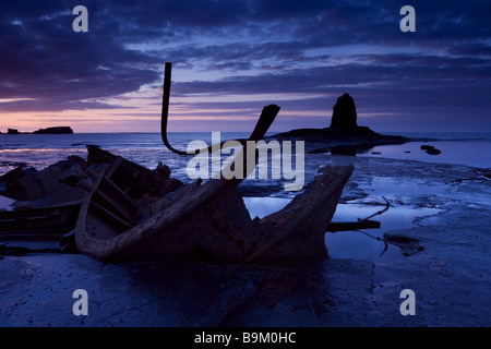 Das Schiffswrack und schwarz Nab in der Dämmerung, gegen Bay, nur südlich von Whitby, an der Nordküste Yorkshire Stockfoto