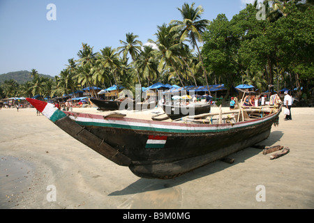 Einem traditionellen Fischerboot am Strand Mobor in Mobor, Goa, Indien. Stockfoto