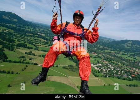 Gleitschirm hoch über Boden Lenggries Bayern Deutschland Europa Stockfoto