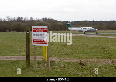 Flugzeug, die darauf warten, mit Warnzeichen im Vordergrund abheben Stockfoto