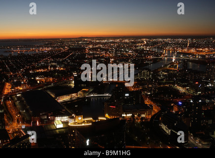 Vogelperspektive von Melbourne bei Nacht Stockfoto