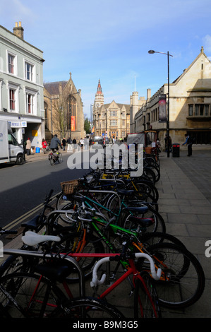 Fahrräder in Cambridge Stadtzentrum, mit Blick auf das Lloyds TSB Bankgebäude Cambrdge England Uk Stockfoto