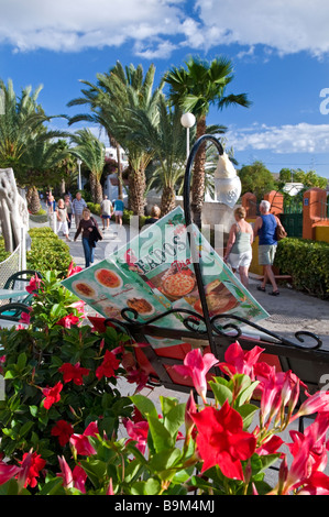 Sonnige Küsten Fußgängerzone in Los Cristianos mit typischen Speisekarte im Vordergrund Teneriffa-Kanarische Inseln-Spanien Stockfoto