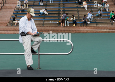 Ein Mann Test seine Racing-Form in Shatin Racecourse Hong Kong 2009 Stockfoto
