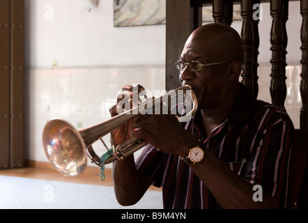 Ein Musiker spielt Trompete in Santiago De Cuba Stockfoto