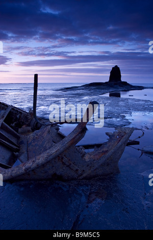 Das Schiffswrack und schwarz Nab in der Abenddämmerung gegen Bay nur südlich von Whitby an der North Yorkshire Coast fotografiert im August Stockfoto