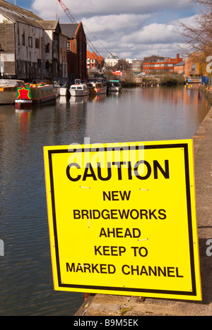 Ein Zeichen besagt Vorsicht Brückenbau in Norwich, Norfolk, Großbritannien Stockfoto