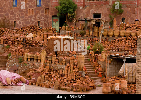 Außergewöhnliche Keramik anzeigen, indem Sie am Straßenrand in Ourika Tal hohe Atlasgebirge Marokko Marokko Stockfoto