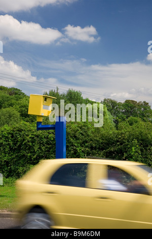 Gelbes Auto vorbei an einen Blitzer auf einer UK-Straße Stockfoto