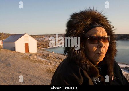 Ältere Frau das Tragen von Pelz Kapuze und eine Sonnenbrille in der Nähe der Küste, Taloyoak inuitsiedlung Nunavut, Northwest Passage, kanadische Arktis, Kanada Stockfoto