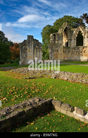 Ruinen auf dem Gelände des York Museum und Gärten in der Stadt von York in Yorkshire, England Stockfoto