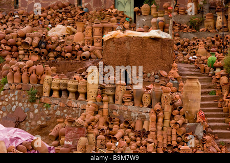 Außergewöhnliche Keramik anzeigen, indem Sie am Straßenrand im hohen Atlasgebirge Marokkos Ourika-Tal Stockfoto