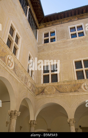 Fenster im Innenhof des Palazzo Piccolomini Pienza Stockfoto