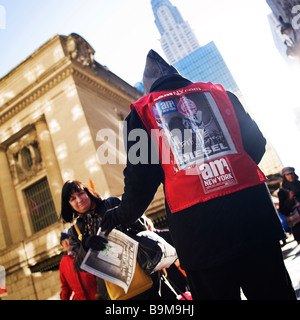 New York City Street kostenlose tägliche Zeitung Anbieter Stockfoto