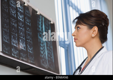 Ärztin untersucht einen Röntgen-Bericht Stockfoto