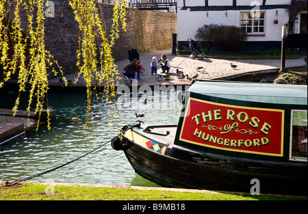 Fütterung der Enten am Hungerford Wharf an den Ufern der Kennet und Avon Kanal bei Hungerford Berkshire England UK Stockfoto