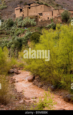 Ourika Fluss in Flut nach starken Regenfällen, die zeigen, wie viel Material aus dem hohen Atlas Gebirge erodiert ist Stockfoto