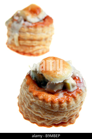 Vol-au-Öffnungen, gefüllt mit Hühnerfleisch und Champignons in einer Sahnesauce, isoliert auf weiss. Stockfoto