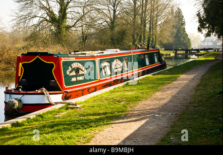 Ein Narrowboat festgemacht an der Kennet und Avon Kanal bei Hungerford Berkshire England UK mit Hungerford Verriegelung in der Ferne Stockfoto