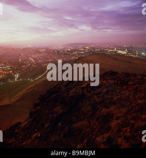 Foto von Edinburgh Stadt Skyline in der Abenddämmerung von Arthurs seat Stockfoto