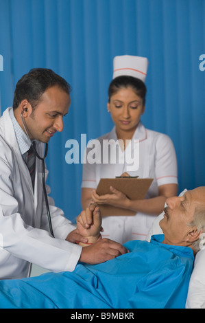 Arzt Untersuchung ein Patienten im Krankenhaus Stockfoto