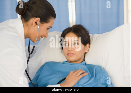Ärztin, die einem Patienten Stockfoto