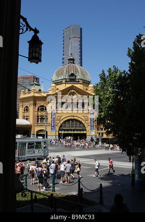 Historischen viktorianischen Bahnhof Bahnhof Flinders Street und Eureka Tower im Hintergrund in Melbourne, Australien. Stockfoto